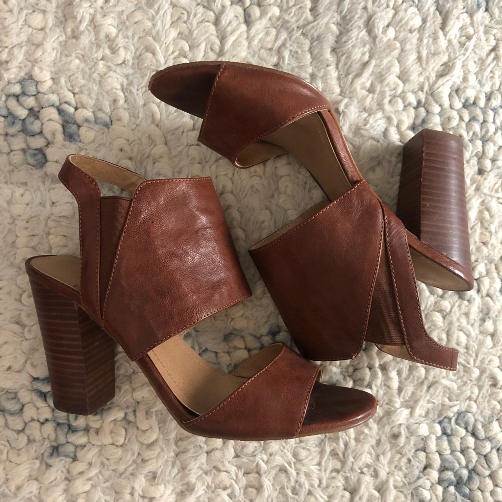 Previously Loved Tahari Heals